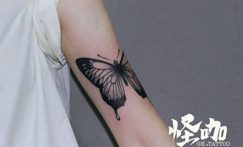 发福蝶纹身图片_手部纹身图案