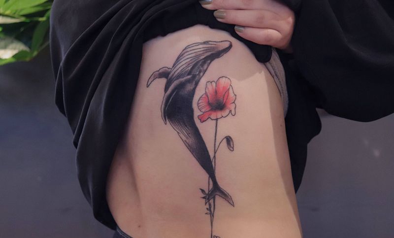 鲸鱼与花纹身图片_腰部纹身图案