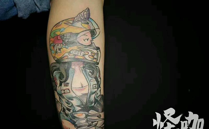 美女赛车手纹身图片_手臂欧美人物原创成品纹身图案