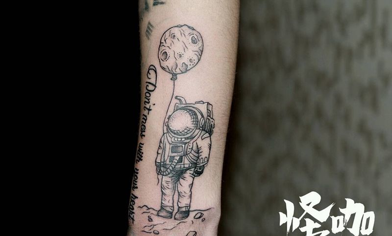 宇航员纹身图片_手臂纹身图案