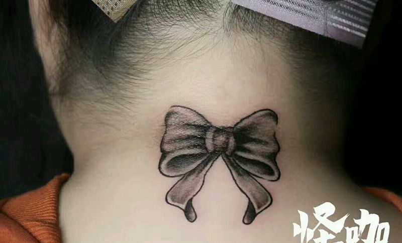 蝴蝶结纹身图片_颈部欧美静物原创成品纹身图案