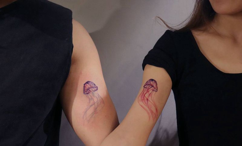 水母纹身图片_手臂水彩纹身图案