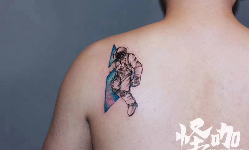 宇航员纹身图片_背部水彩纹身图案