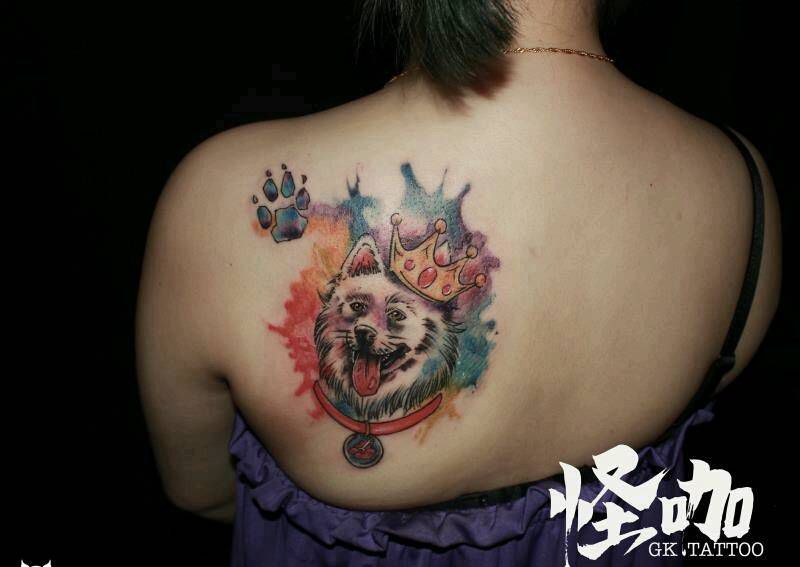 狗纹身图片_肩部水彩纹身图案