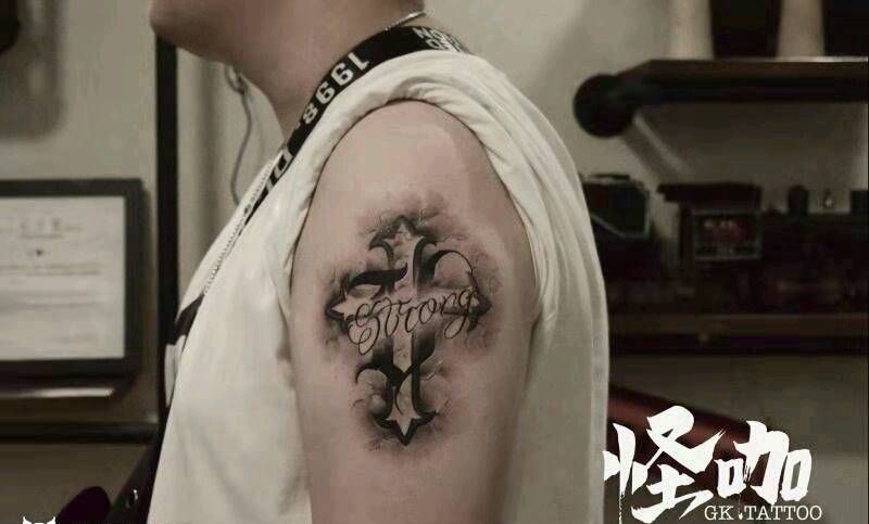 十字架纹身图片_手臂纹身图案