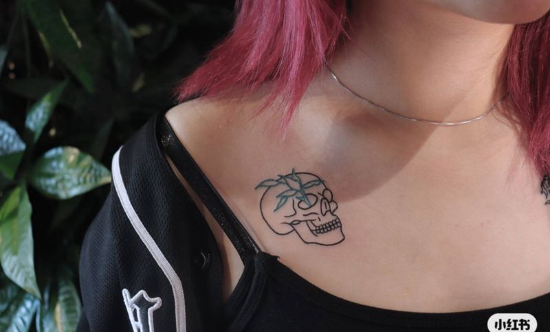 可爱小骷髅纹身图片_颈部纹身图案