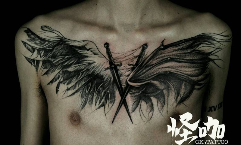 翅膀纹身图片_胸部纹身图案