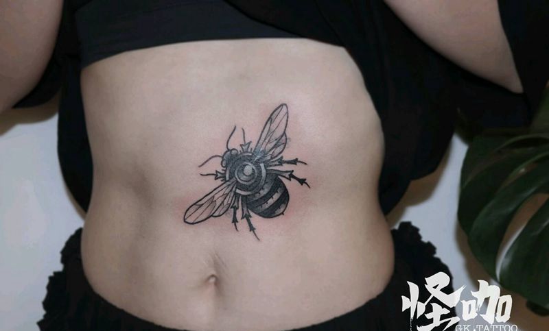 小蜜蜂纹身图片_腹部纹身图案