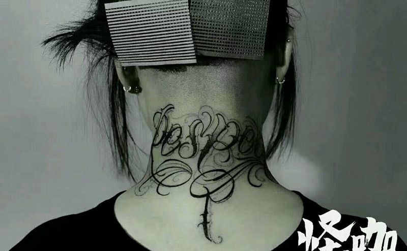 花体字纹身图片_颈部欧美原创花体字成品纹身图案