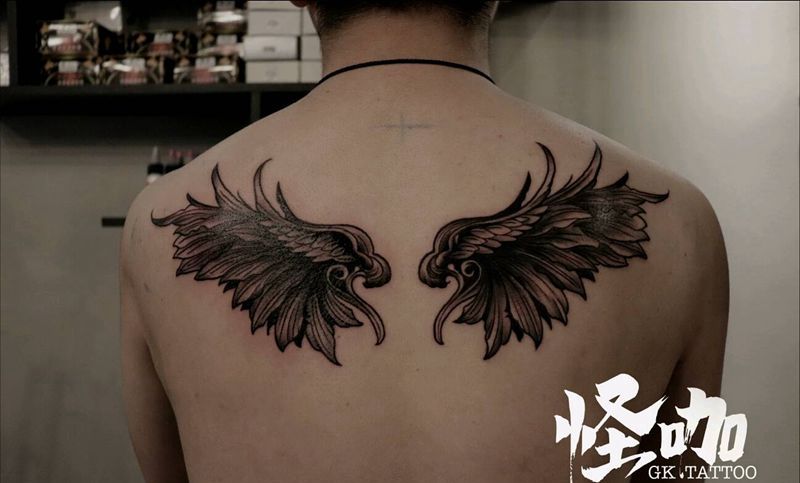 翅膀纹身图片_肩部背部纹身图案