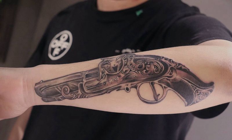 写实火枪纹身图片_手臂纹身图案