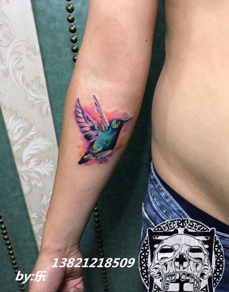 蜂鸟纹身图片_成品手臂肩部欧美清新写实动物纹身图案