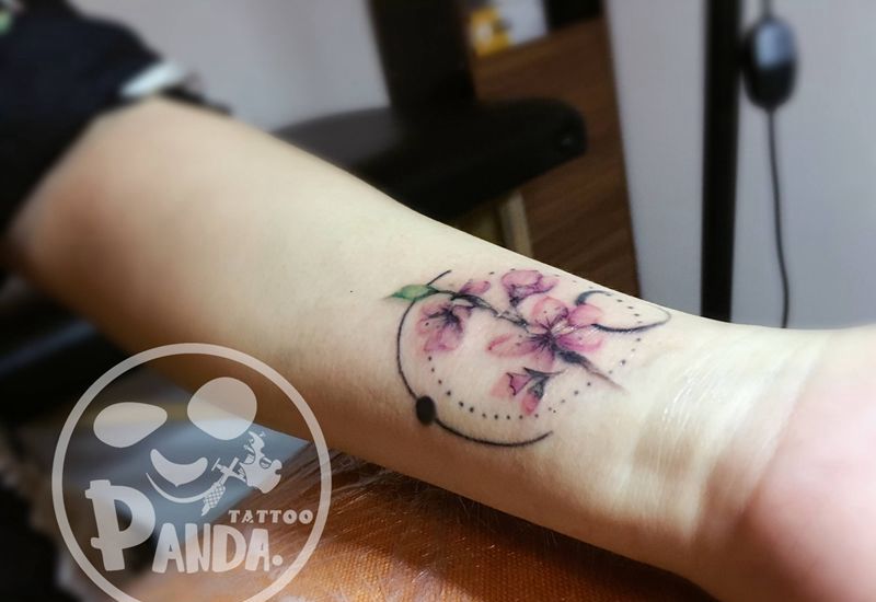 小花一枚纹身图片_手臂纹身图案