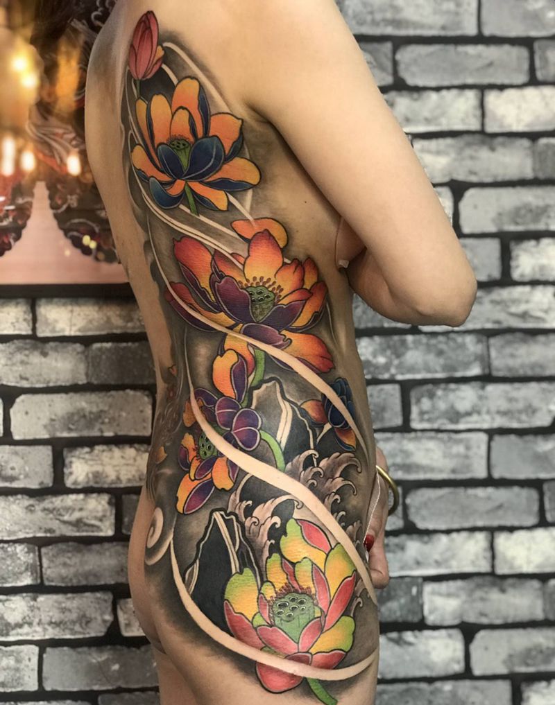 侧腰荷花纹身图片_腰部背部新传统纹身图案