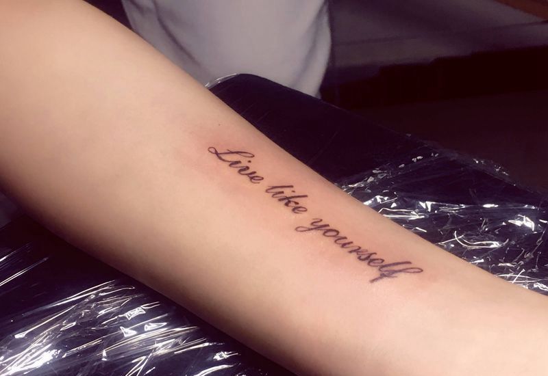 小字母一枚纹身图片_手臂花体字纹身图案