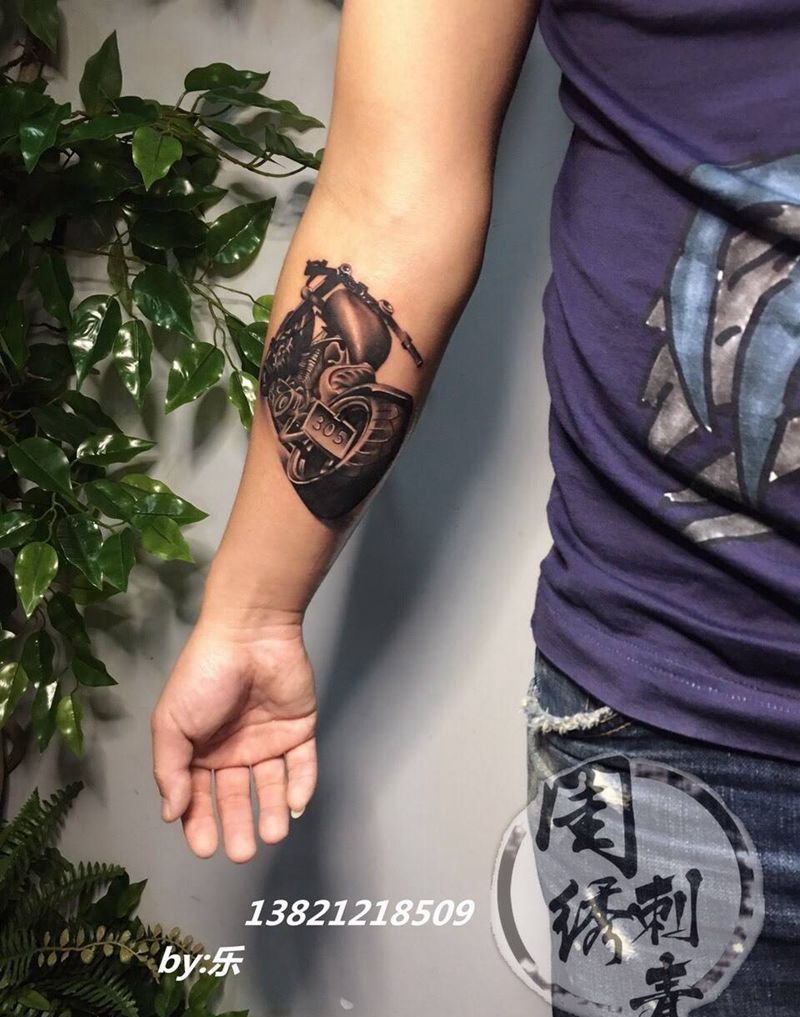摩托车纹身图片_成品手臂手部欧美写实静物纹身图案