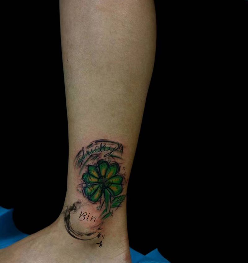 四叶草纹身图片_腿部纹身图案