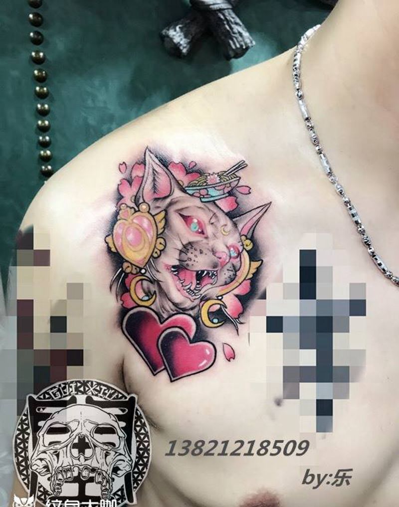 拉面猫咪纹身图片_成品颈部胸部肩部欧美传统写实动物纹身图案