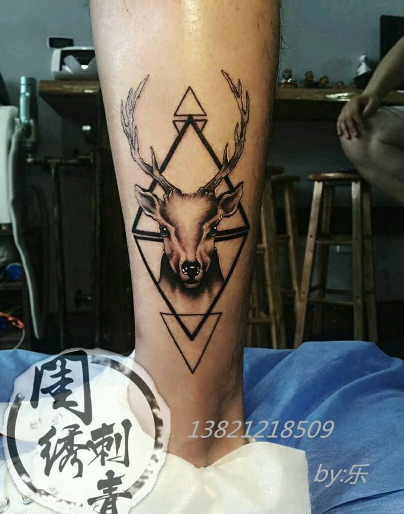 麋鹿纹身图片_腿部脚部欧美清新写实动物成品纹身图案