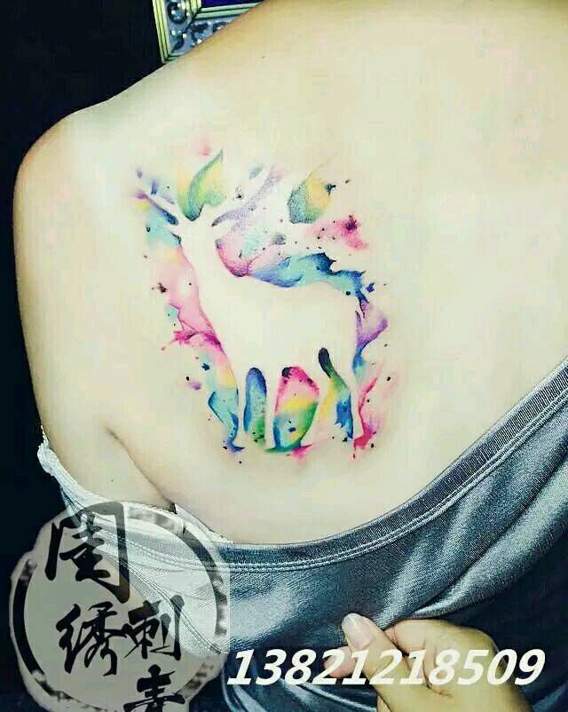七彩鹿纹身图片_肩部背部欧美清新动物静物成品纹身图案