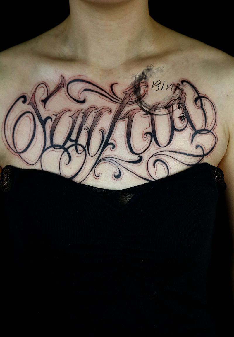 花体英文纹身图片_胸部纹身图案