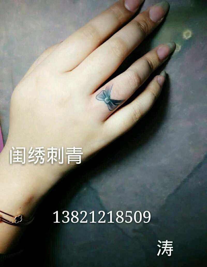 蝴蝶戒指纹身图片_手部欧美清新静物成品纹身图案