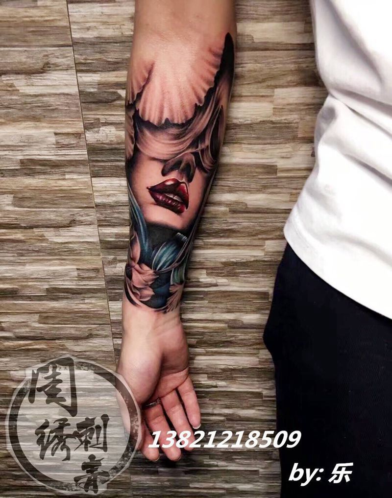 欧美嘴唇纹身图片_成品手臂手部欧美写实人物植物纹身图案