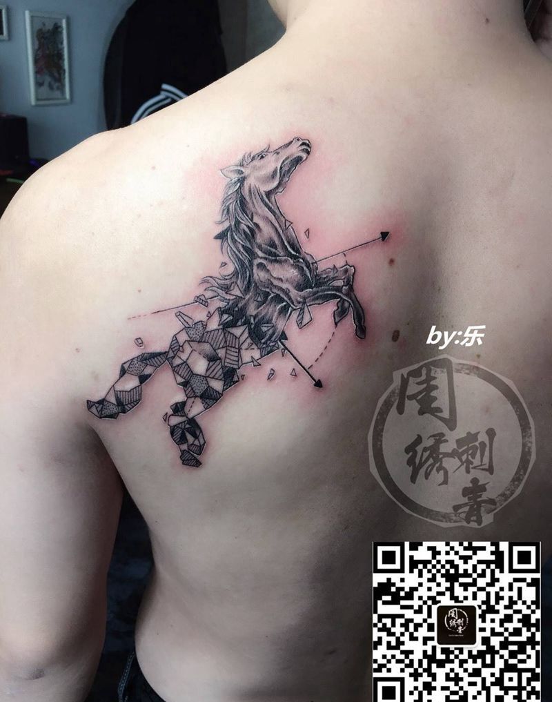 几何马纹身图片_成品肩部背部欧美清新几何动物纹身图案