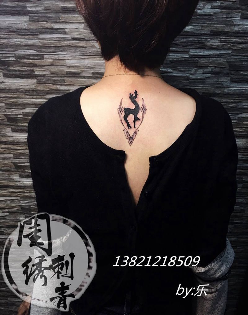 颈后小鹿纹身图片_成品颈部肩部背部欧美清新动物贴纸静物纹身图案