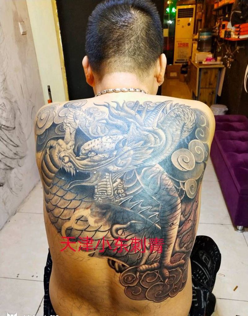 满背龙纹身图片_