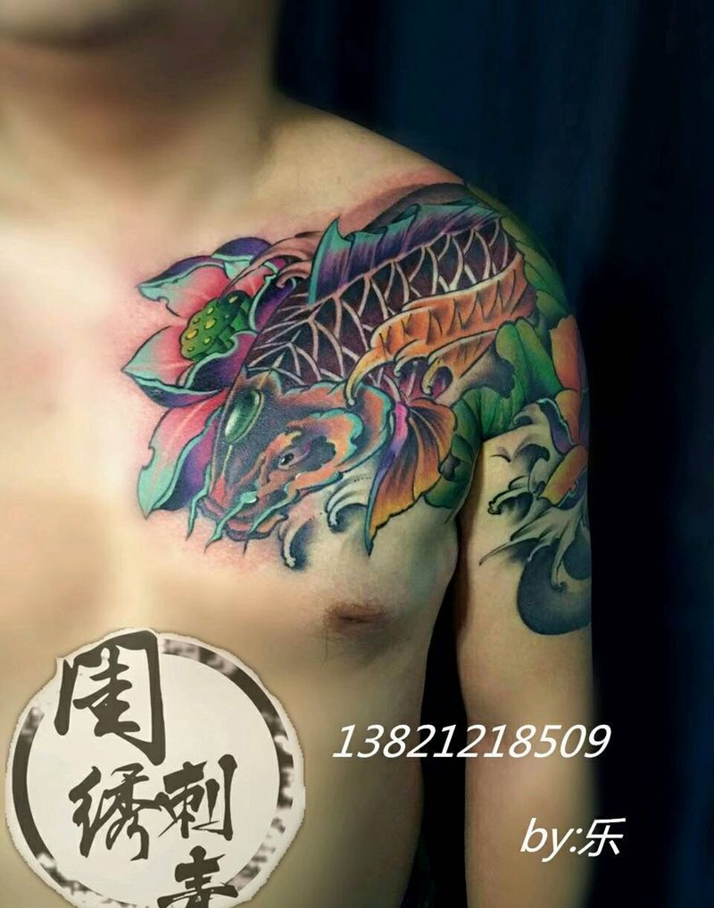 锦鲤半甲纹身图片_肩部胸部传统习俗清新动物成品纹身图案