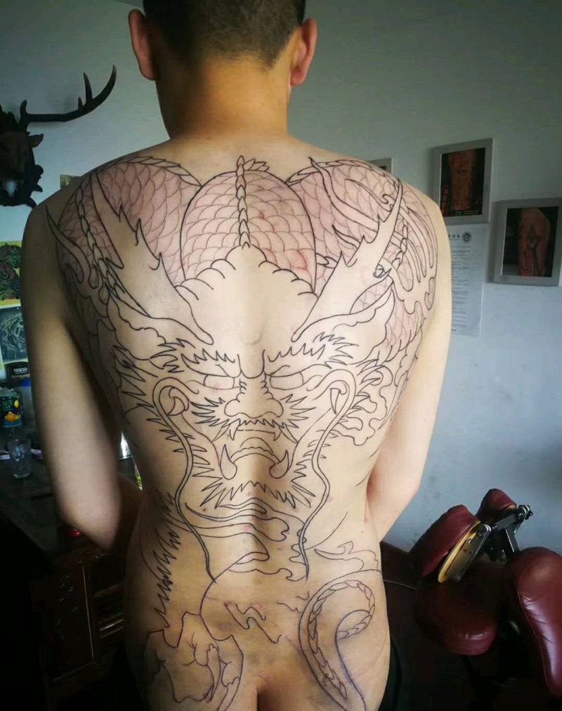 满背龙未完成纹身图片_背部纹身图案