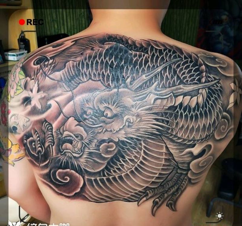 遮盖未完纹身图片_背部新传统纹身图案