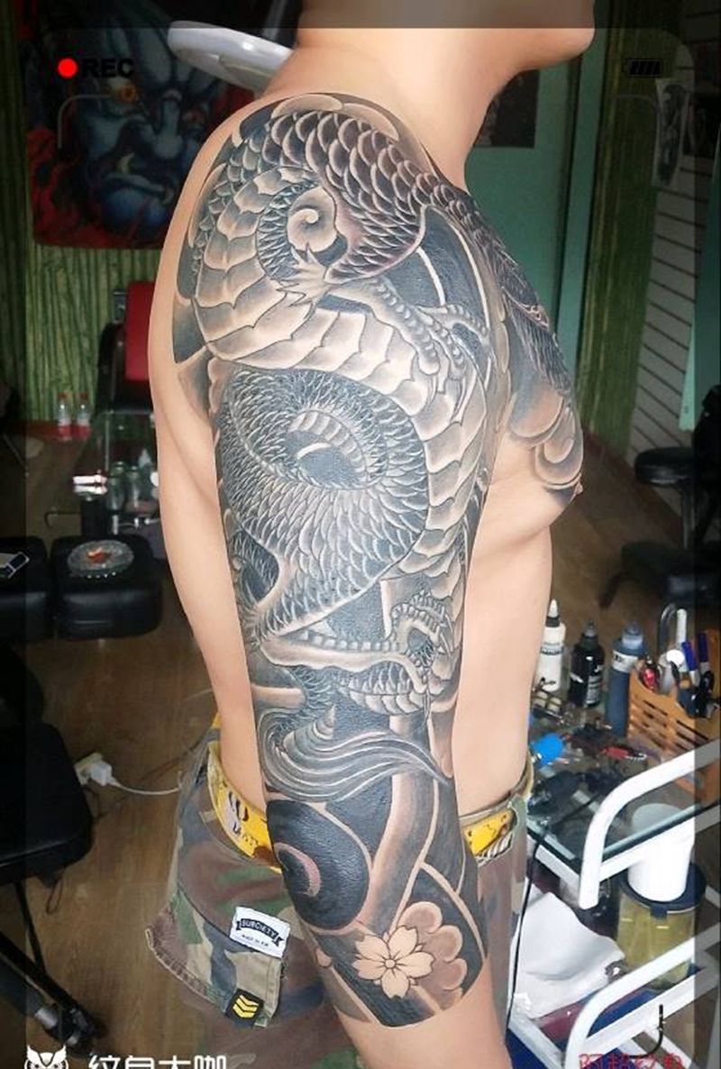 修改旧龙加七分袖纹身图片_手臂胸部老传统纹身图案