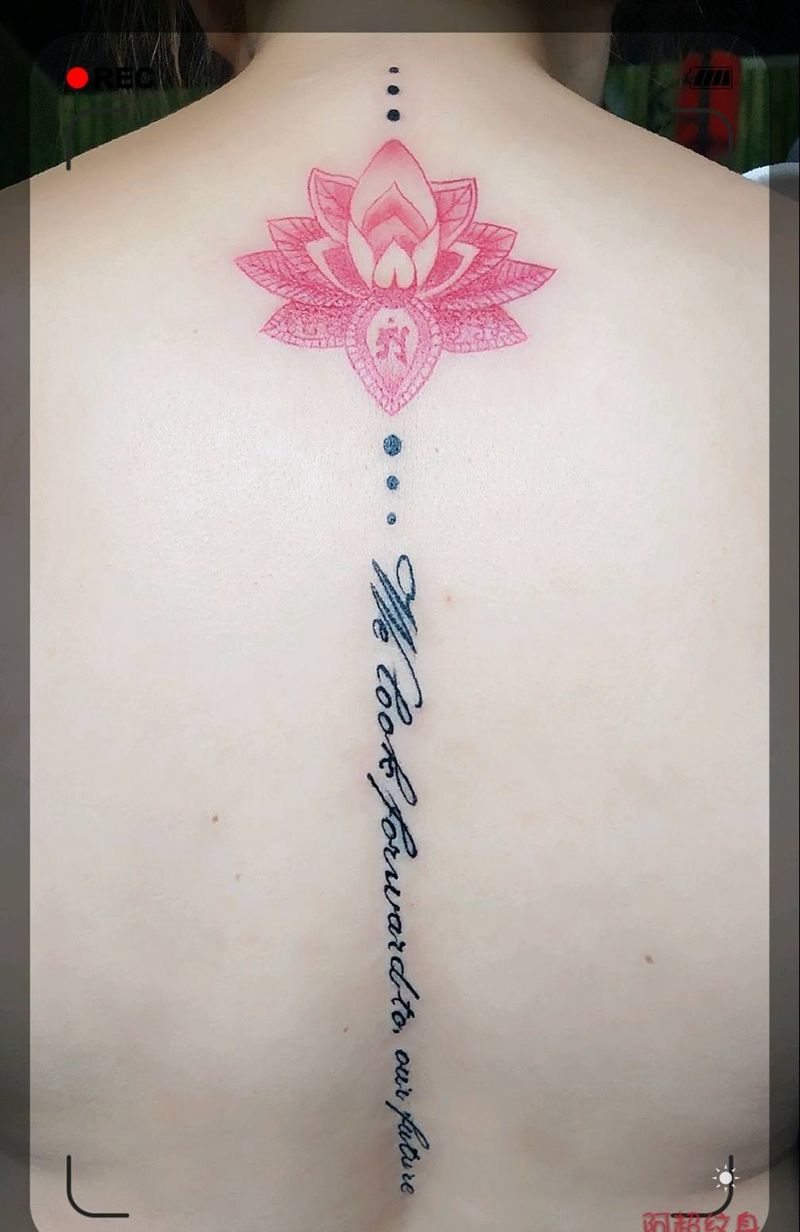 美女脊柱纹身纹身图片_背部点刺纹身图案