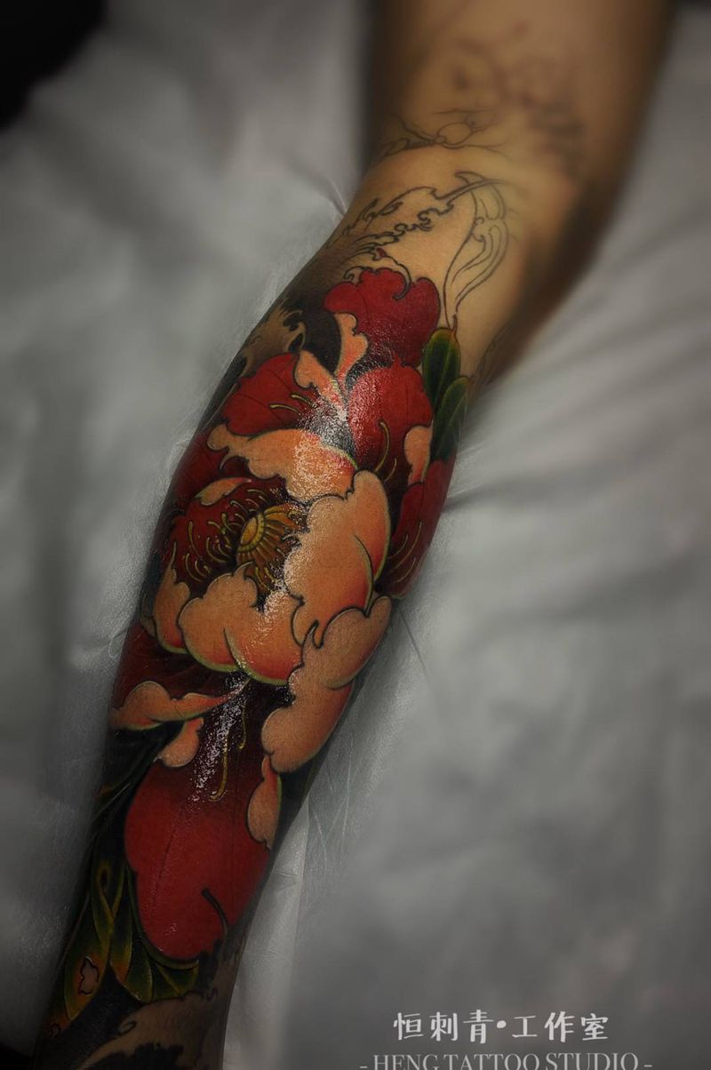 牡丹 花腿局部纹身图片_腿部新传统纹身图案