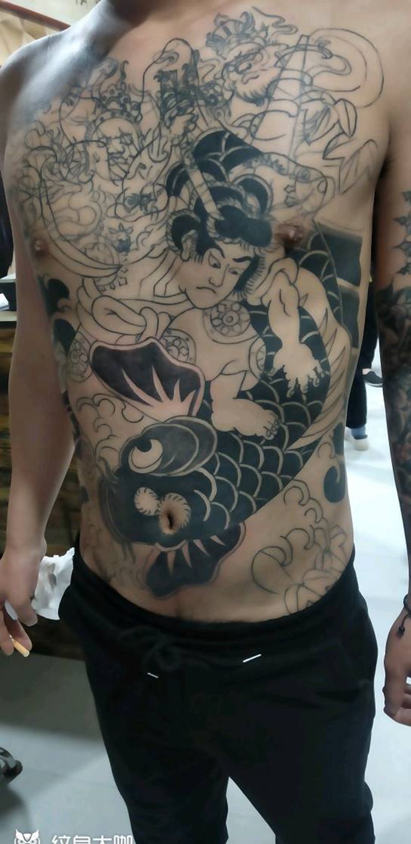 前胸遮盖纹身图片_胸部老传统纹身图案