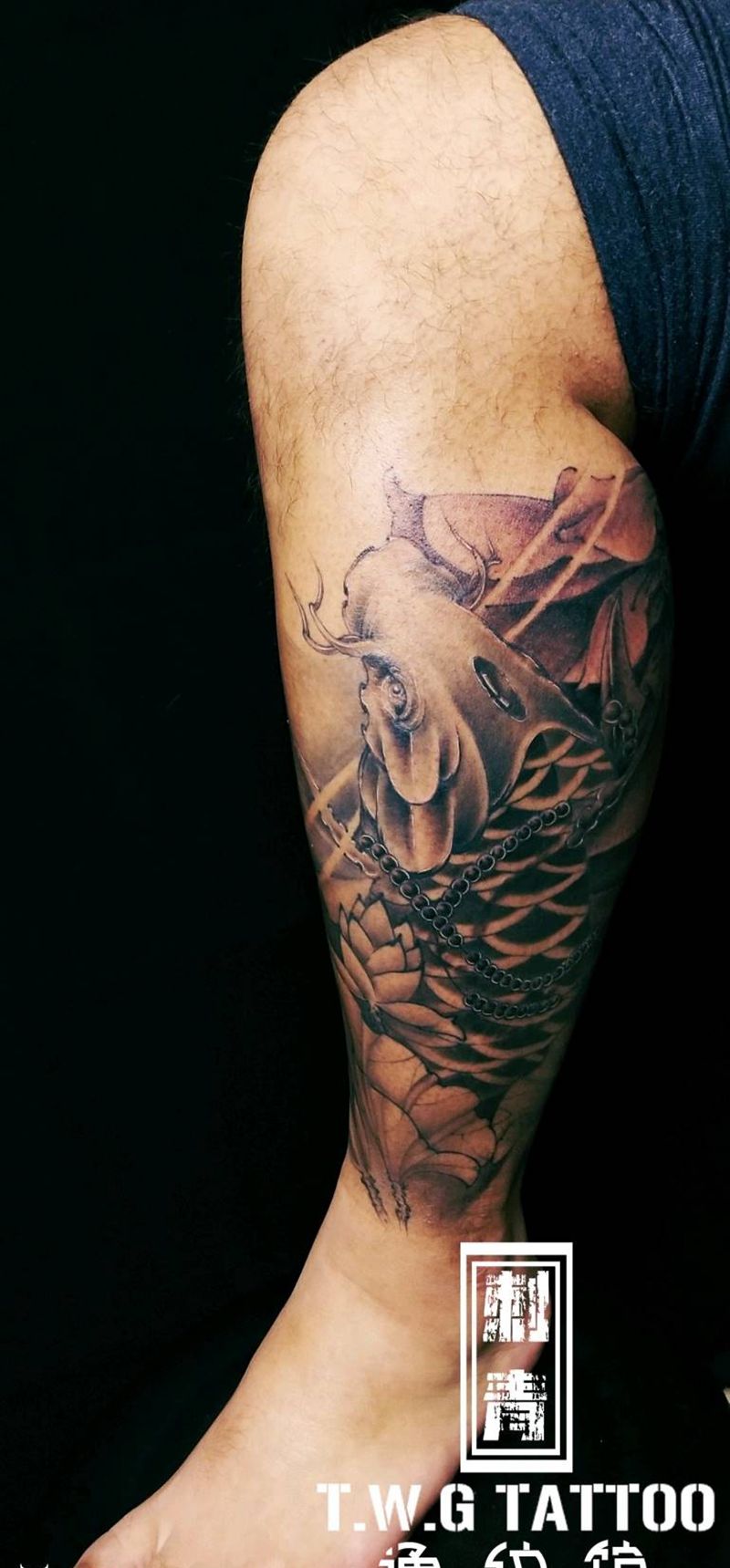 原创鲤鱼纹身图片_腿部新传统鱼纹身图案