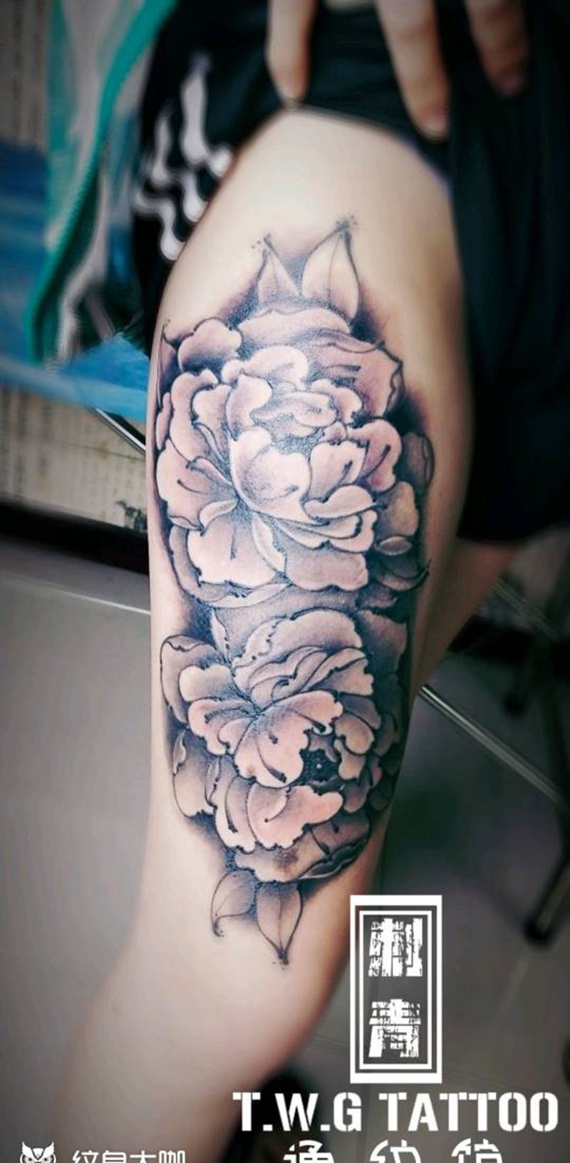 牡丹花纹身图片_腿部新传统牡丹花纹身图案