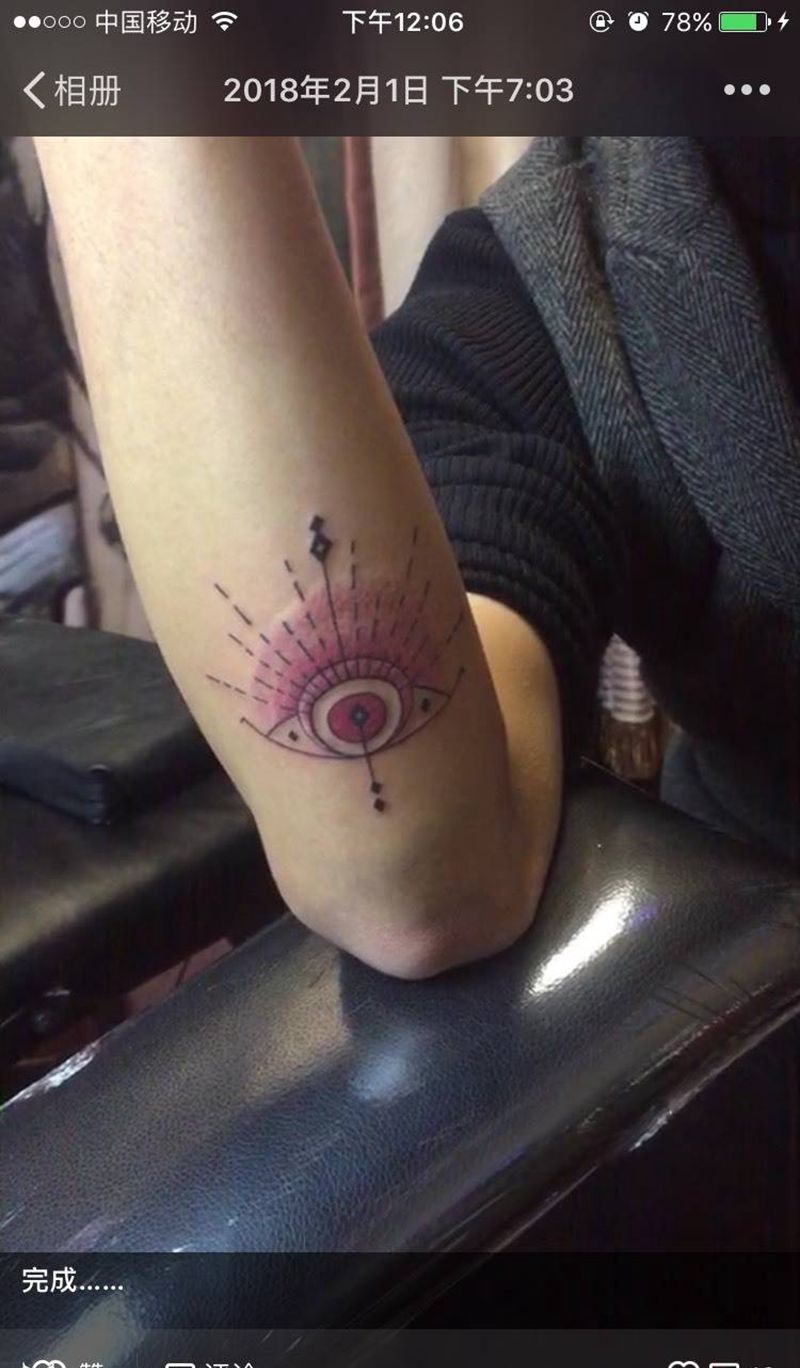 线条简约纹身图片