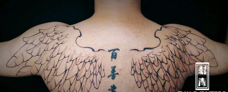 翅膀纹身图片_背部新传统翅膀纹身图案