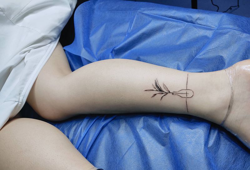 花 花瓶纹身图片_脚部纹身图案