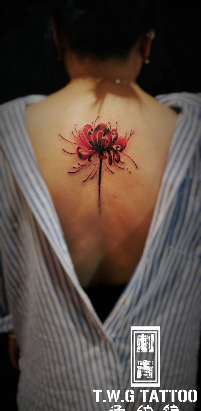 彼岸花纹身图片_背部水墨彼岸花纹身图案