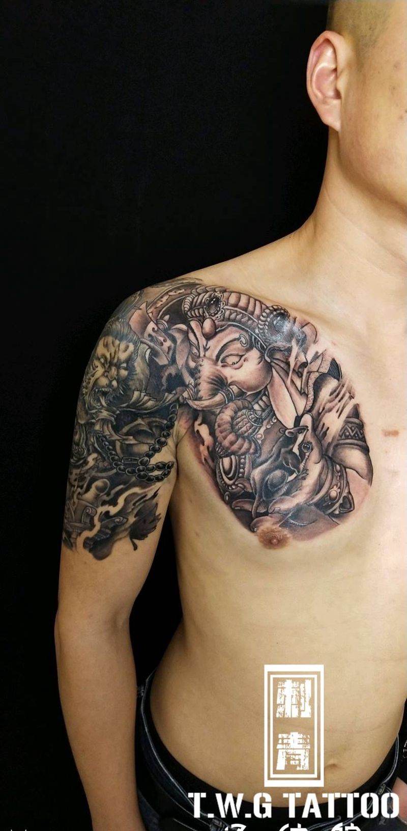 半胛纹身图片_胸部新传统猴子，象神纹身图案