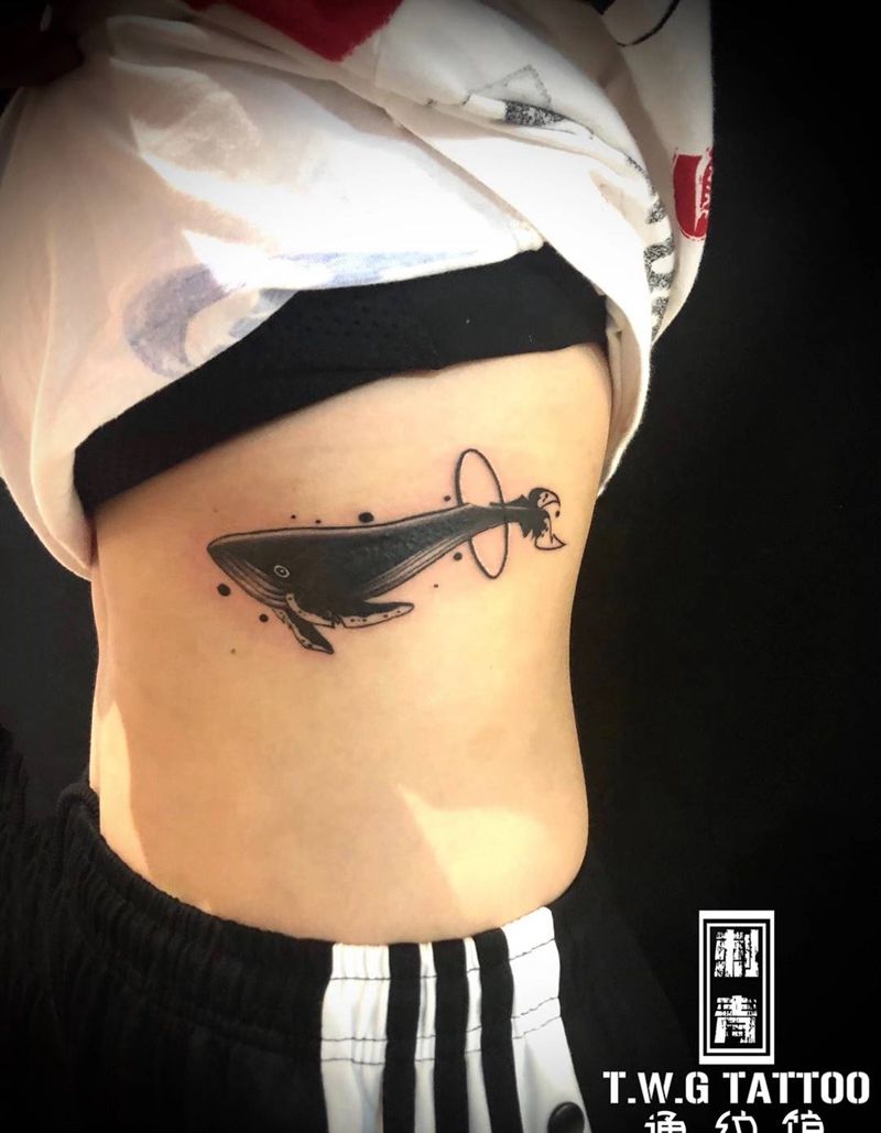遮盖纹身图片_腰部New School鲸鱼纹身图案