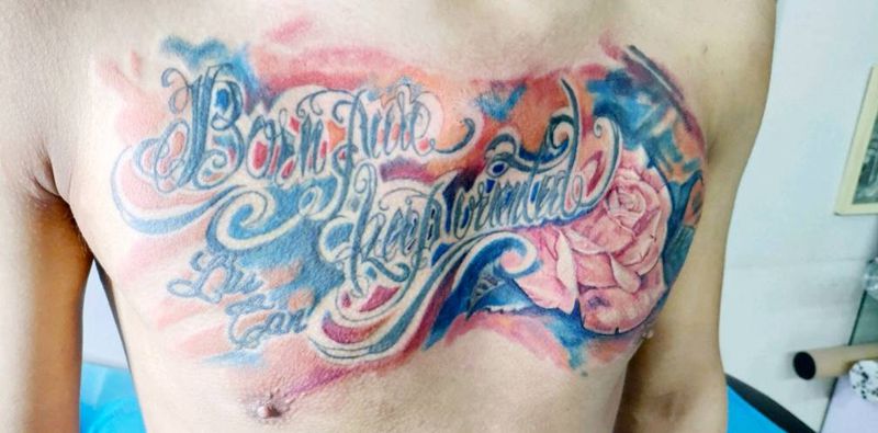 花胸花体字纹身图片_胸部水彩纹身图案