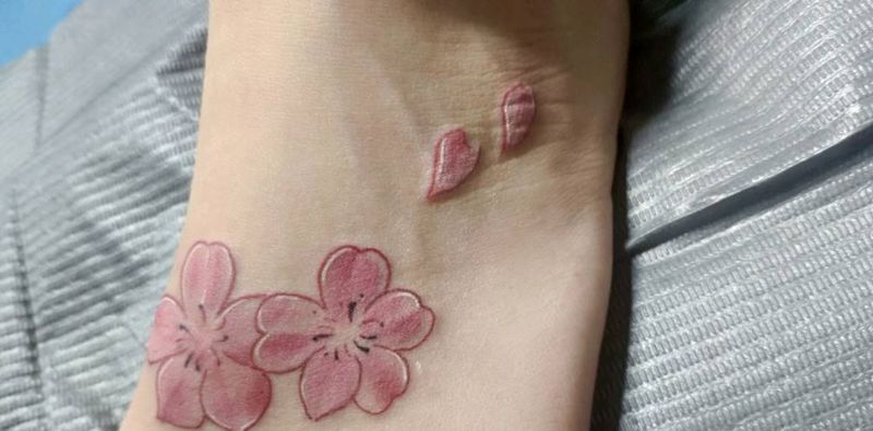 桃花纹身图片_脚部新传统纹身图案