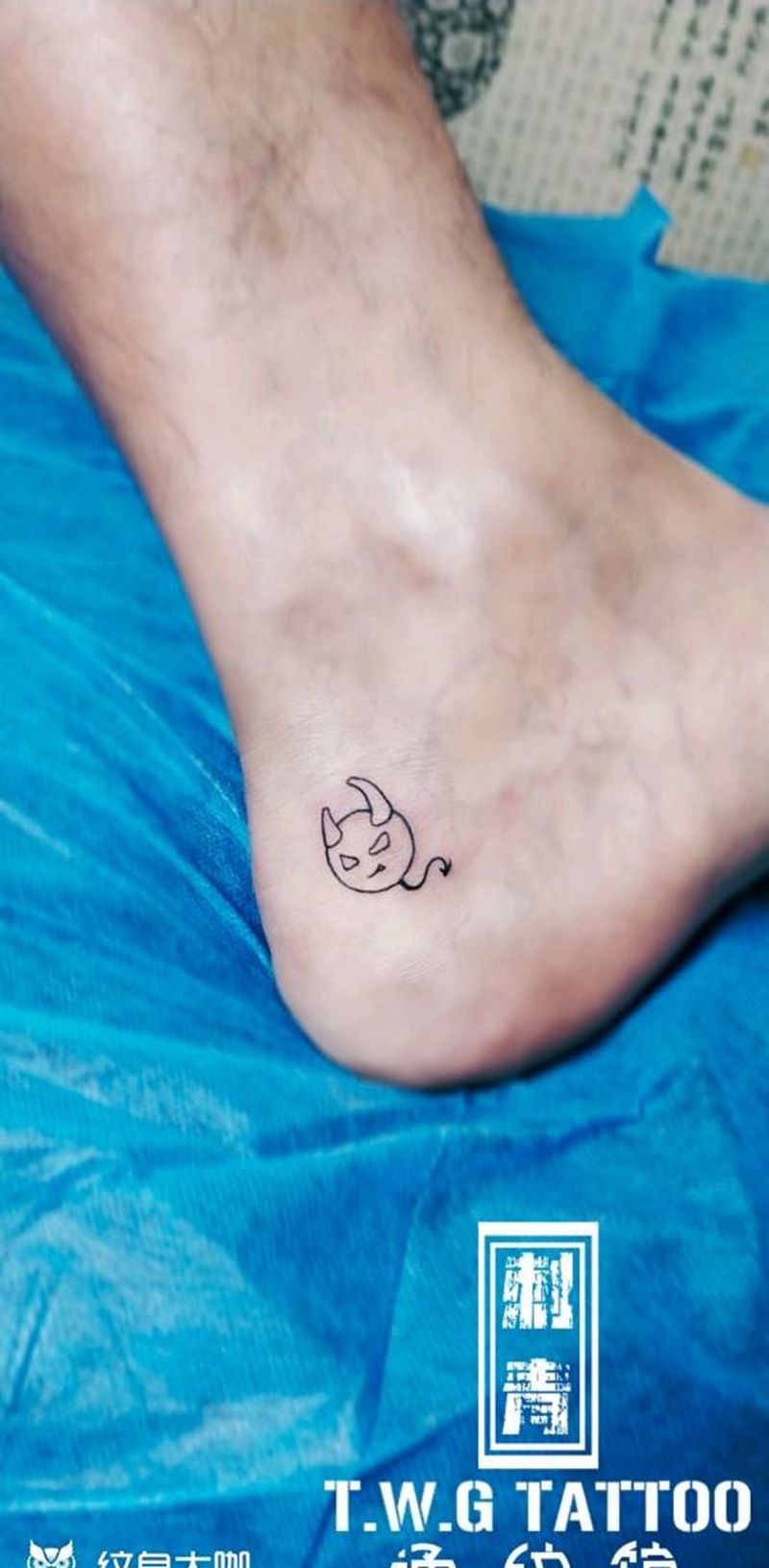 小恶魔纹身图片_脚部几何小恶魔纹身图案