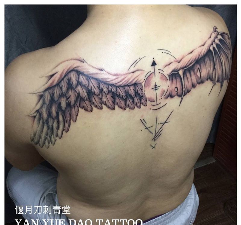 翅膀和指南针的结合设计纹身图片_背部欧美写实原创翅膀纹身图案