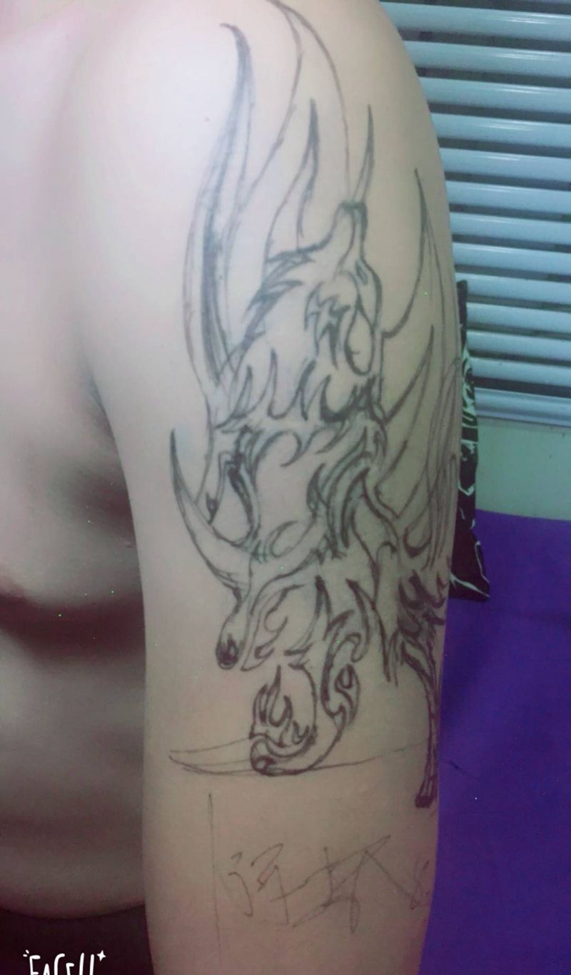 大臂狼纹身图片_手臂传统原创插画成品纹身图案